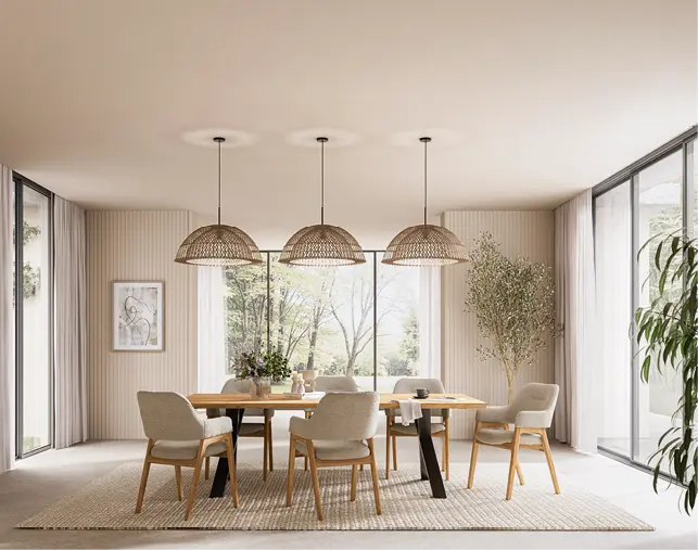 Helles Esszimmer mit großem Massivholztisch, gepolsterten Stühlen und drei Pendelleuchten aus Naturmaterial. Moderne Esszimmermöbel mit Teppich und großen Fenstern für stilvolles Wohnen und natürliches Ambiente.